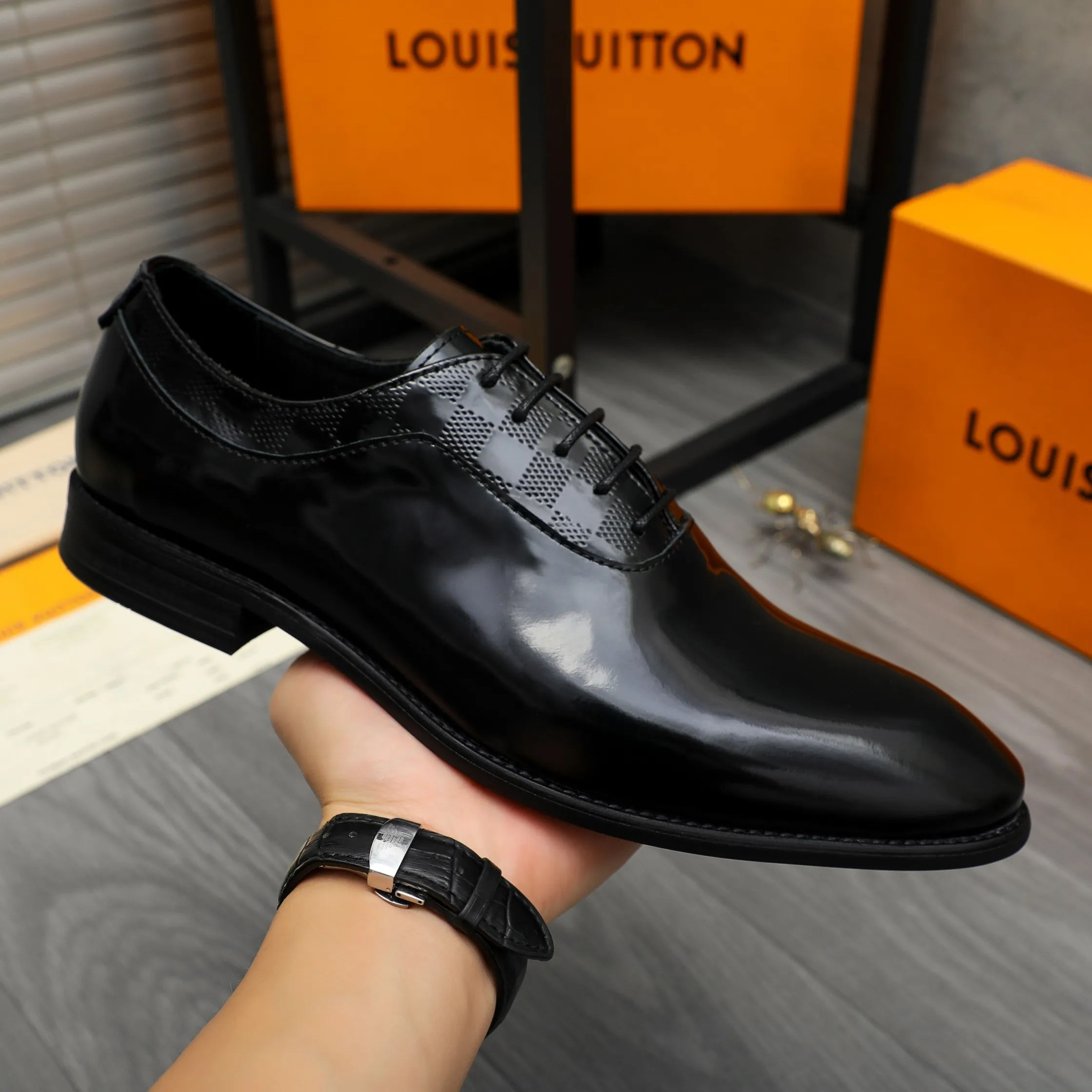 Men's shoes 💰p460 Product trademark: LV (Louis Vuitton) business lace-up leather shoes True size: 39-44 Product material: Selected lacquered cowhide stitching with classic plaid embossed upper, cowhide lining, original rubber outsole